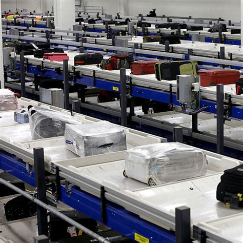 luggage / baggage storage .